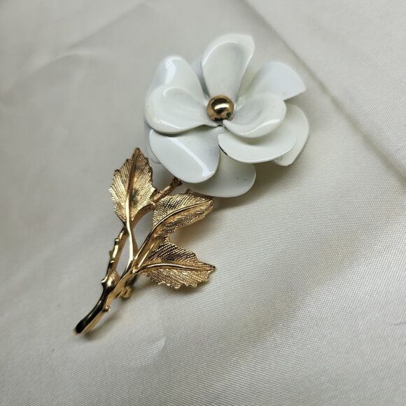 Vintage 1972 Avon Snow Flower Brooch White Enamel Gold - Picture 3 of 5